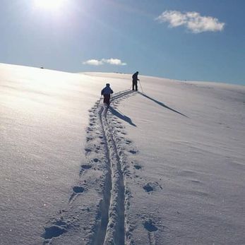 To personer går på ski