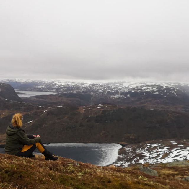 Dame ser på utsikt over fjell