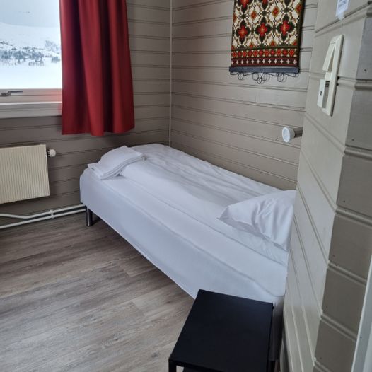 Enkeltseng og nattbord