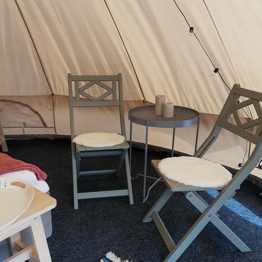 Bord og stoler i telt