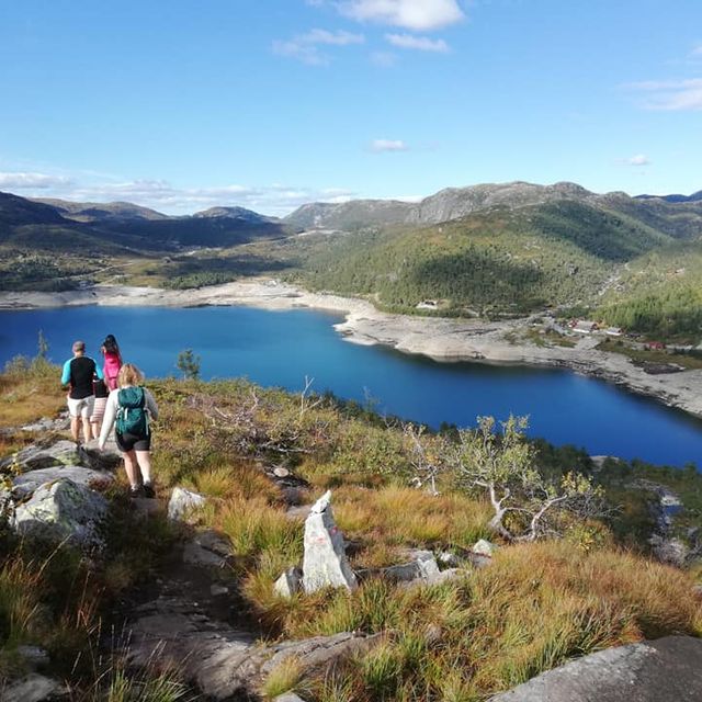 Utsikt over fjellvann