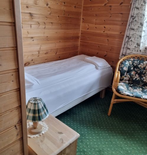 Enkelt seng og stol