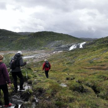 Personer går fjelltur