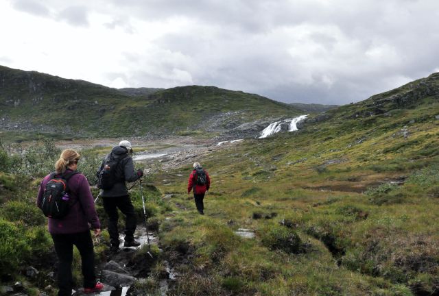 Personer går fjelltur