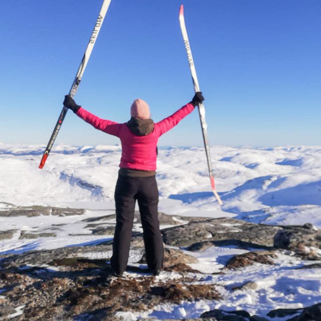 Person løfter ski