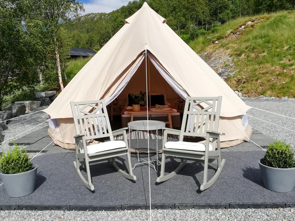 Telt med stoler og bord utenfor